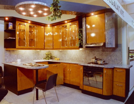 beépített_konyhabútor_beépített_vilűgítással_konyhai_mjunkalap_egyedi_tervezés_gyártás